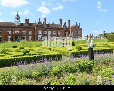 Stowmarket, Suffolk - 4. Juni 2023 : Helmingham Hall, Art and Gardens an einem heißen Sommernachmittag. Heimat der Tollemache-Familie. Kräutergarten. Stockfoto