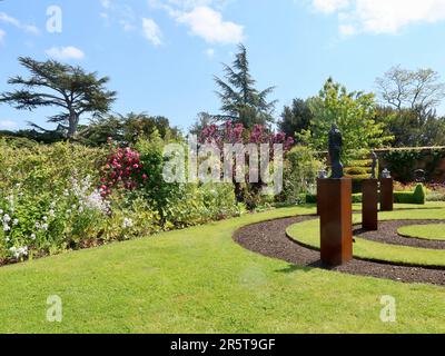 Stowmarket, Suffolk - 4. Juni 2023 : Helmingham Hall, Art and Gardens an einem heißen Sommernachmittag. Heimat der Tollemache-Familie. Heller Rand. Stockfoto