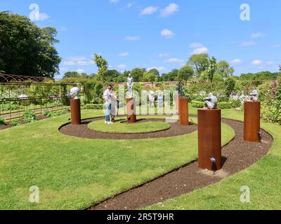 Stowmarket, Suffolk - 4. Juni 2023 : Helmingham Hall, Art and Gardens an einem heißen Sommernachmittag. Heimat der Tollemache-Familie. Stockfoto