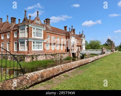 Stowmarket, Suffolk - 4. Juni 2023 : Helmingham Hall, Art and Gardens an einem heißen Sommernachmittag. Heimat der Tollemache-Familie. Haus und Graben. Stockfoto