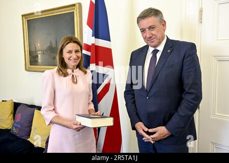 London, Großbritannien. 05. Juni 2023. Die britische Staatssekretärin Lucy Frazer und der flämische Ministerpräsident Jan Jambon haben am ersten Tag einer diplomatischen Mission im Vereinigten Königreich am Montag, dem 05. Juni 2023, in London ein Bild gemacht. BELGA PHOTO DIRK WAEM Credit: Belga News Agency/Alamy Live News Stockfoto