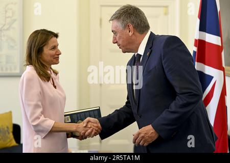 London, Großbritannien. 05. Juni 2023. Die britische Staatssekretärin Lucy Frazer und der flämische Ministerpräsident Jan Jambon haben am ersten Tag einer diplomatischen Mission im Vereinigten Königreich am Montag, dem 05. Juni 2023, in London ein Bild gemacht. BELGA PHOTO DIRK WAEM Credit: Belga News Agency/Alamy Live News Stockfoto