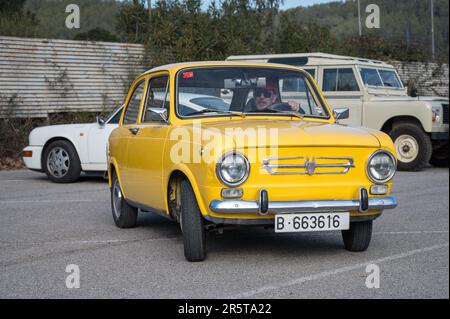 Vorderansicht eines kleinen klassischen spanischen Kleinwagens, Sitz 850 in gelber Farbe Stockfoto