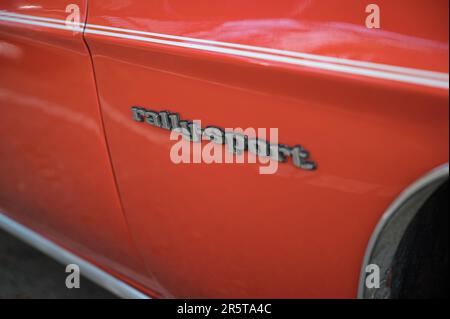 Detail eines klassischen amerikanischen Sportwagens, Chevrolet Camaro 350 Rally Sport der ersten Generation in Rot-Orange Stockfoto