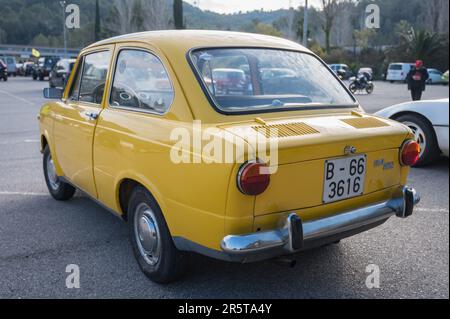 Rückansicht eines kleinen klassischen spanischen Kleinwagens, der Sitz 850 in gelber Farbe Stockfoto