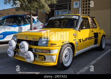 Vorderansicht eines gelben Renault 5-Turbos, eines klassischen Rallye-Autos Stockfoto