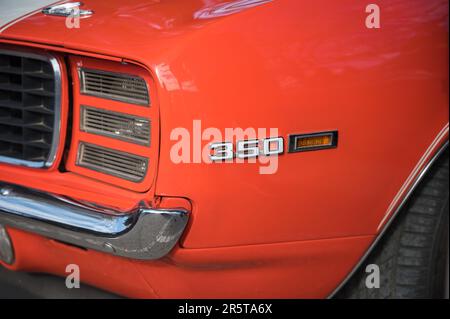Detail eines klassischen amerikanischen Sportwagens, Chevrolet Camaro 350 Rally Sport der ersten Generation in Rot-Orange Stockfoto