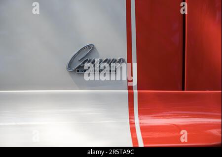 Detail eines klassischen amerikanischen Sportwagens, Chevrolet Camaro 350 Rally Sport der ersten Generation in Rot-Orange Stockfoto