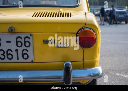 Rückansicht eines kleinen klassischen spanischen Kleinwagens, der Sitz 850 in gelber Farbe Stockfoto