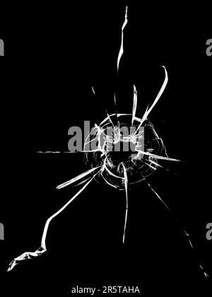 Risse auf dem Glas von Schüssen. Fensterstruktur gebrochen. Stockfoto