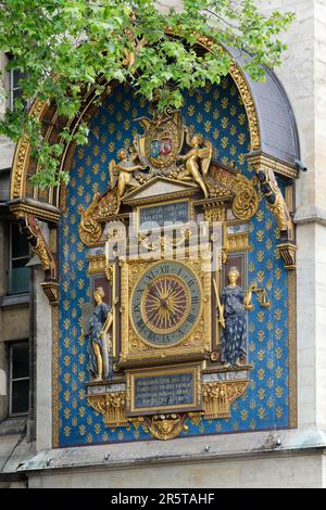 Der mittelalterliche Uhrenturm des Palais de la Cité (Tour-de-l'Horloge) - Details der ersten öffentlichen Uhr in Paris (1370) - Frankreich Stockfoto