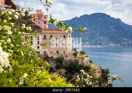 Malerischer Blick auf das Dorf Atrani an der Amalfiküste in Italien Stockfoto