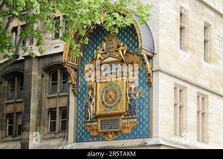 Der mittelalterliche Uhrenturm des Palais de la Cité (Tour-de-l'Horloge) - Details der ersten öffentlichen Uhr in Paris (1370) - Frankreich Stockfoto