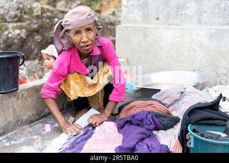 Eine Dame aus dem khasi-Stamm wäscht in einem kleinen traditionellen Dorf in der Region shillong in meghalaya, indien Stockfoto