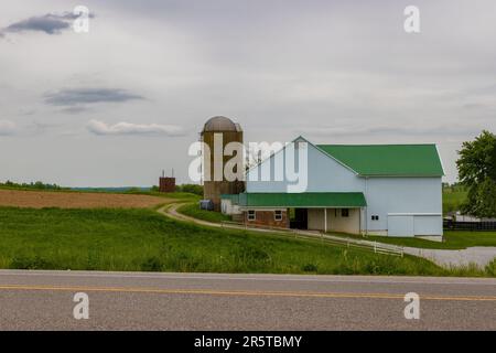 Landschaftliche Landschaft mit Feldern, Silo und Scheune im Amish Country im ländlichen Ohio, USA Stockfoto