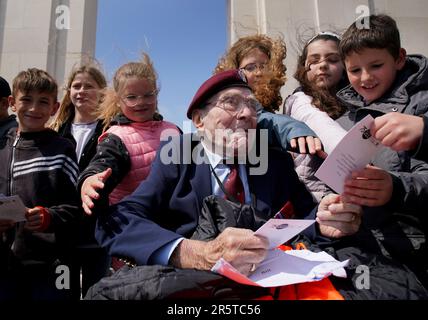 Der D-Day-Veteran Bill Gladden, 6. Airborne Army Recce Regiment RAC, trifft vor dem 79. Jahrestag der D-Day Landungen lokale französische Schulkinder am British Normandy Memorial in Ver-sur-Mer in Frankreich. Foto: Montag, 5. Juni 2023. Stockfoto