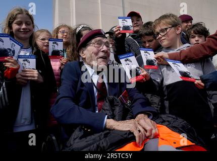 Der D-Day-Veteran Bill Gladden, 6. Airborne Army Recce Regiment RAC, trifft vor dem 79. Jahrestag der D-Day Landungen lokale französische Schulkinder am British Normandy Memorial in Ver-sur-Mer in Frankreich. Foto: Montag, 5. Juni 2023. Stockfoto