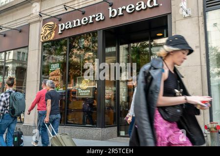 Ein Panera-Brotladen in Midtown Manhattan in New York, am Dienstag, den 23. Mai 2023. JAB Holdings, dem Panera Brands gehört, plant einen Börsengang zur Ausgliederung von Panera Brands. (© Richard B. Levine) Stockfoto