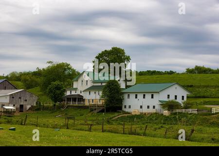 Amish Country, Ohio, USA - 16. Mai 2023: Blick auf einen Bauernhof und ein Haus im ländlichen Gebiet von Ohio, bekannt als Amish Country. Stockfoto