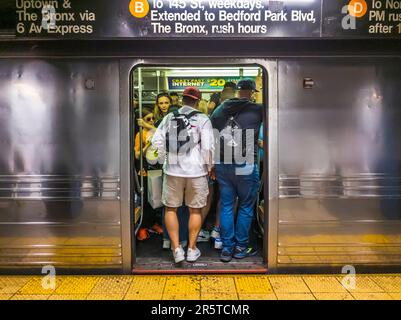 Wochenendfahrt an der überfüllten Broadway-Lafayette Station in der New York U-Bahn am Samstag, den 27. Mai 2023. (© Richard B. Levine) Stockfoto