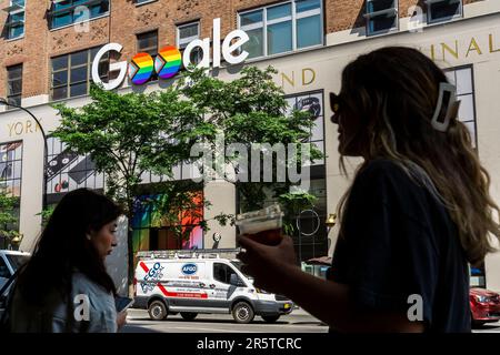 Die „Doppel-O“ des Google-Logos auf dem Gebäude in der Eighth Avenue 111 in New York sind in den Regenbogenfarben der Progress-stolz-Flagge zu Ehren des Gay-Pride-Tages dekoriert, der am Donnerstag, den 1. Juni 2023 zu sehen ist. (© Richard B. Levine) Stockfoto