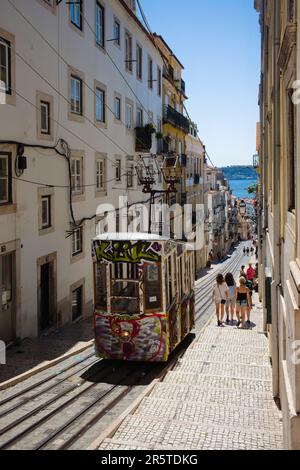 Rua da Bica de Duarte Belo mit dem elevador da Bica Stockfoto