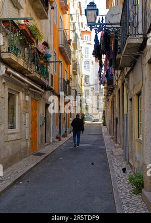 Enge Straße mit Hängewäsche in Lissabon Stockfoto