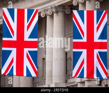 Union flag bunting auf der Regent Street in London, Großbritannien, anlässlich der bevorstehenden Krönung von König Karl III Stockfoto