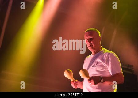 English, Dancer, Mark Berry, alias Bez, Auftritt mit den Happy Mondays at Wychwood Festival, Cheltenham, Großbritannien. 2. Juni 2023 Stockfoto