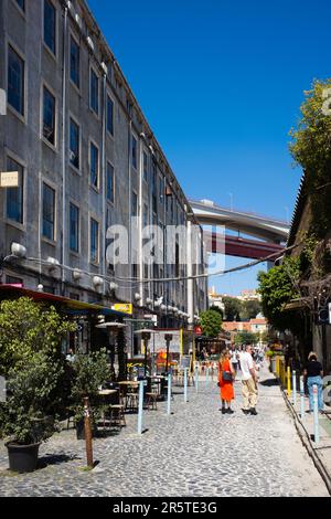 Blick auf die Hauptstraße im LX Factory Arts and Food Complex im Alcântara-Viertel von Lissabon Stockfoto