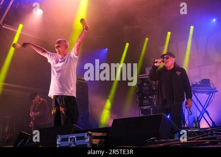 English, Dancer, Mark Berry, alias Bez, Auftritt mit den Happy Mondays at Wychwood Festival, Cheltenham, Großbritannien. 2. Juni 2023 Stockfoto