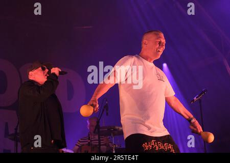 English, Dancer, Mark Berry, alias Bez, Auftritt mit den Happy Mondays at Wychwood Festival, Cheltenham, Großbritannien. 2. Juni 2023 Stockfoto