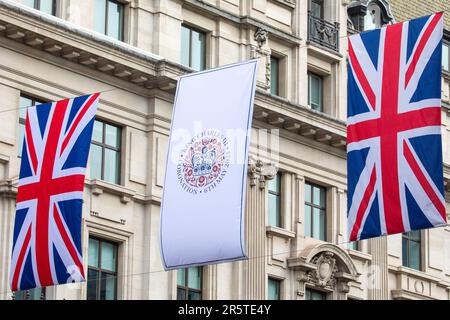 London, Vereinigtes Königreich - April 30. 2023: Union Flags and Banners in der Regent Street in London, zur Erinnerung an die bevorstehende Krönung von König Karl III Stockfoto