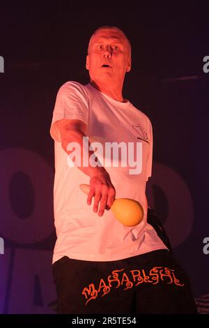 English, Dancer, Mark Berry, alias Bez, Auftritt mit den Happy Mondays at Wychwood Festival, Cheltenham, Großbritannien. 2. Juni 2023 Stockfoto