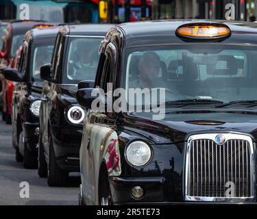 London, Vereinigtes Königreich - April 30. 2023: Eine Schlange von London Taxis, Oxford Street in London, Vereinigtes Königreich. Stockfoto