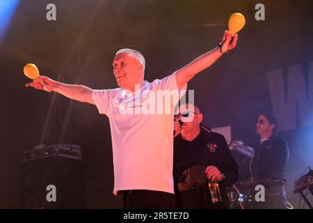 English, Dancer, Mark Berry, alias Bez, Auftritt mit den Happy Mondays at Wychwood Festival, Cheltenham, Großbritannien. 2. Juni 2023 Stockfoto