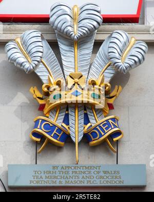 London, Vereinigtes Königreich - April 30. 2023: Nahaufnahme des Royal Warrant an der Außenseite des Kaufhauses Fortnum und Mason auf Piccadilly in London, Großbritannien. Stockfoto