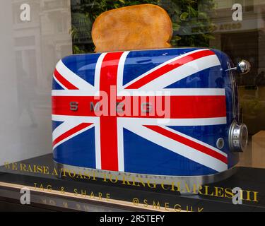 London, UK - April 30. 2023: Eine Schaufensterausstellung eines übergroßen Union Flag Smeg Toasters zum Gedenken an die Krönung von König Karl III Stockfoto