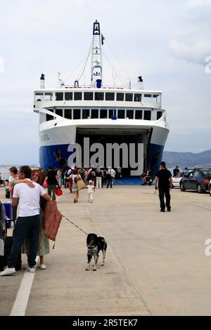 Axaios Ferry, Skala, Agizing, Saronische Inseln, Griechenland. Stockfoto