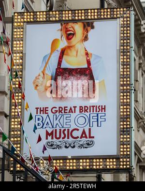 London, Großbritannien - April 30. 2023: Das Schild auf der Außenseite des Noel Coward Theatre auf der St. Martins Lane in London, wirbt für das Great British Bake Off Stockfoto