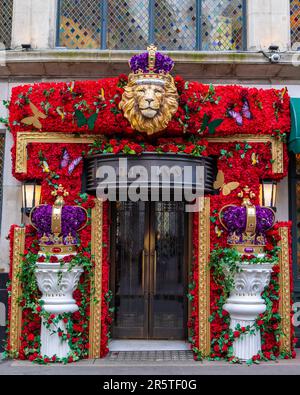 London, Großbritannien - April 30. 2023: Das wunderschön eingerichtete Restaurant Ivy an der West Street in London erinnert an die Krönung des Königs Stockfoto