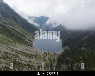 Gaube-See auf Französisch ist Lac de Gaube ein See in den französischen Pyrenäen, im Departement Hautes Pyrenäen, in der Nähe der Stadt Cauterets. Stockfoto