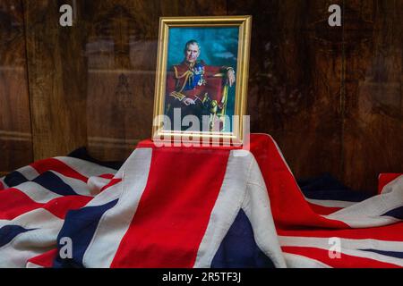 London, Vereinigtes Königreich - April 30. 2023: Ein gerahmtes Porträt von König Charles III in einem Schaufenster in London, Vereinigtes Königreich. Die Ausstellung ist zum Gedenken an seine Coronatio Stockfoto