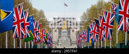 London, Großbritannien - April 30. 2023: Blick auf die Mall in Richtung Buckingham Palace in London, in Vorbereitung auf die Krönung von König Karl III Stockfoto