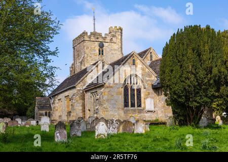 Die Außenfassade von St. Peters Church, im wunderschönen Dorf Cowfold in West Sussex, Großbritannien. Stockfoto