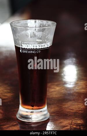 Nahaufnahme eines Pint Bier auf einer Holzfläche Stockfoto
