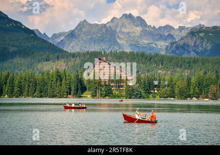 Strbske Pleso, Slowakei - 4. Juli 2016: Touristen schwimmende Boote auf dem Strbske Pleso See in der Hohen Tatra, Slowakei. Stockfoto