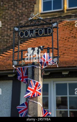 Ein Vintage-Schild im wunderschönen Dorf Cowfold in West Sussex, Großbritannien. Stockfoto