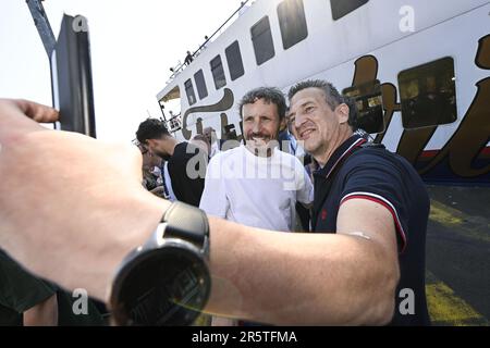 Antwerpen, Belgien. 05. Juni 2023. Die Abbildung zeigt, wie Antwerpens Cheftrainer Mark van Bommel ein Selfie mit dem Vereinsfotografen Guy Milis anlässlich der Feiern des Fußballteams Royal Antwerpen FC macht, nachdem sie der erste belgische Fußballmeister der „Jupiler Pro League“ wurde und den belgischen Croky Cup in Antwerpen gewann, Montag, den 05. Juni 2023. Antwerpen Team kommt mit einem speziellen Flandria Boot zum Rathaus. BELGA FOTO TOM GOYVAERTS Kredit: Belga News Agency/Alamy Live News Stockfoto