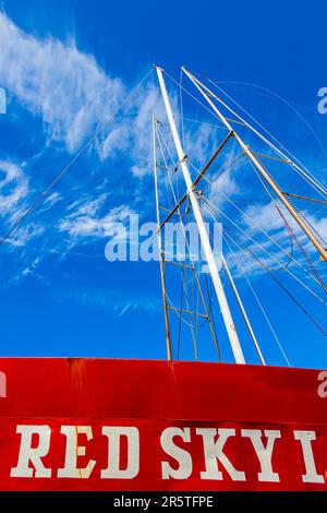 Fischboot mit roter Hülle im Hafen von Steveston, British Columbia, Kanada Stockfoto